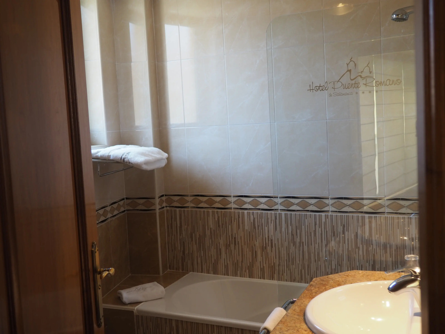 Hotel Ele Puente Romano