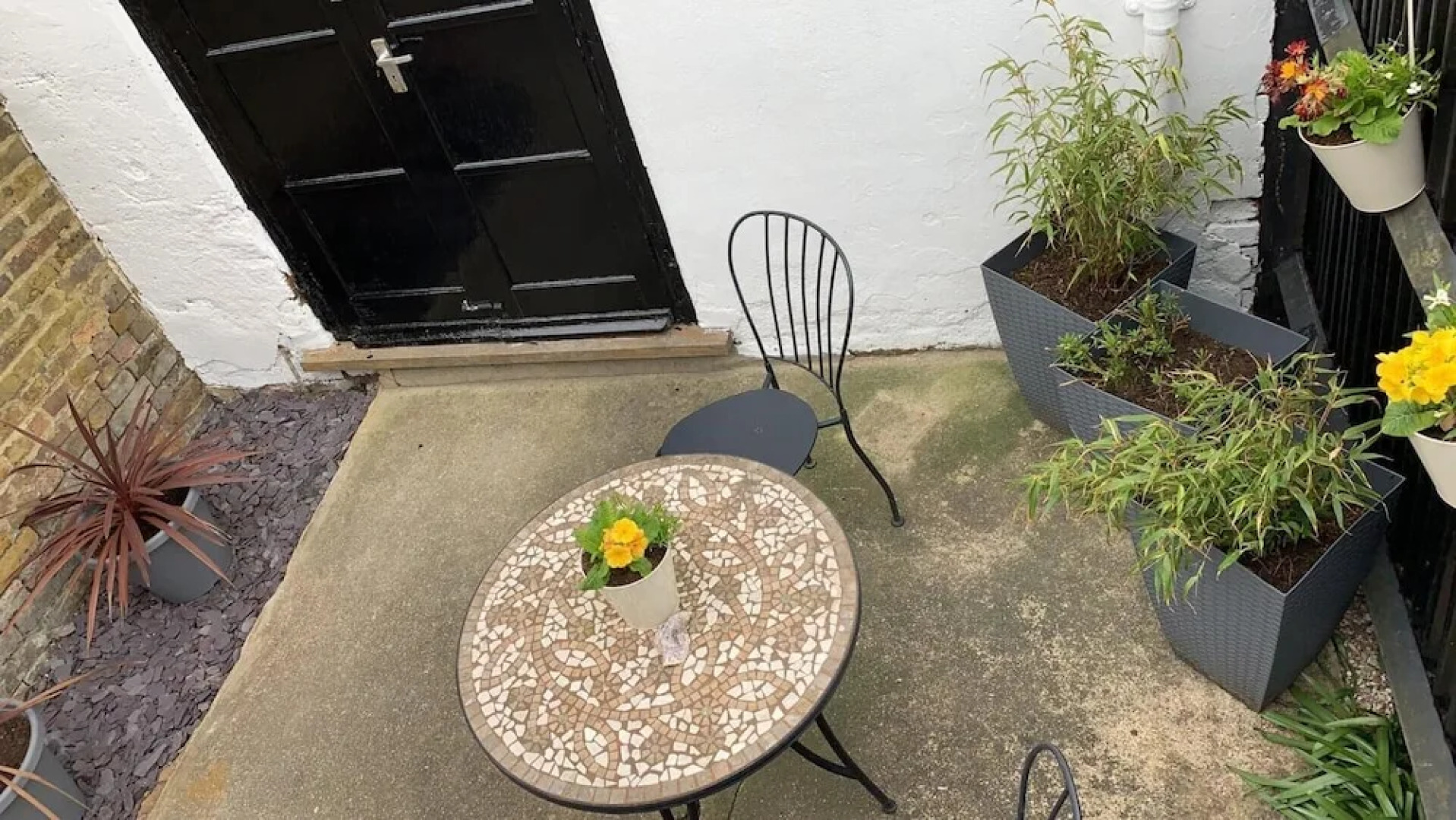 One Bedroom Flat, Sleeps 4, Balcony & Free Parking