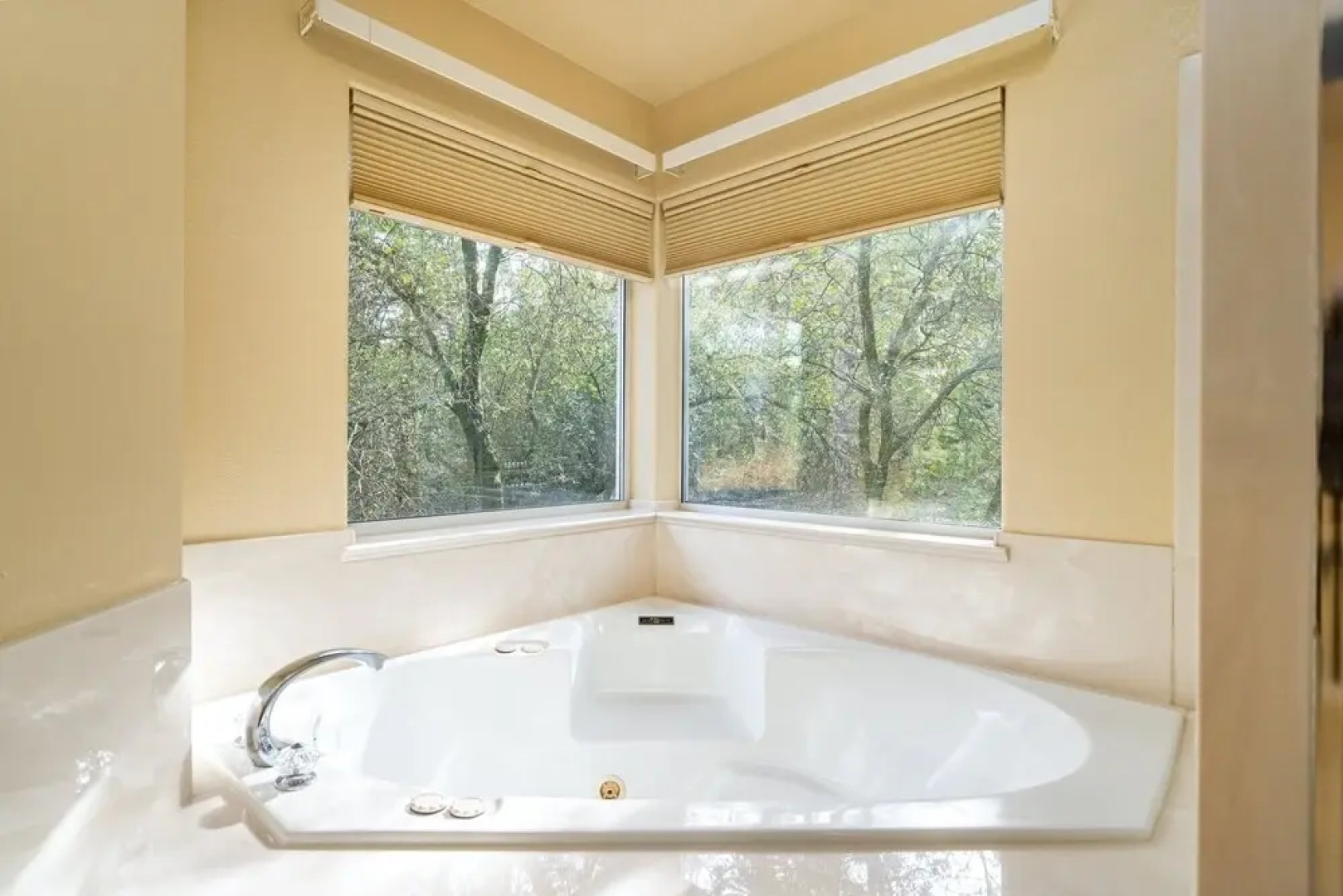 Happy Trails - Updated Home with Cozy Sunroom by Yosemite Region Resorts