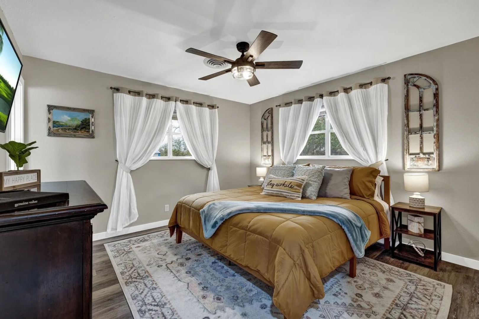 Charming Oasis Hot Tub & Fire Pit - 1mi to Dwntn