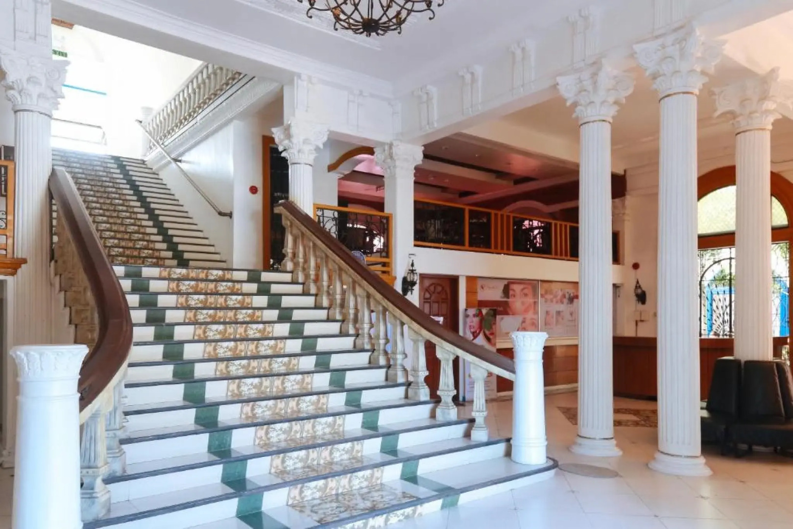 RedDoorz Plus @ Castle Chateau Iloilo