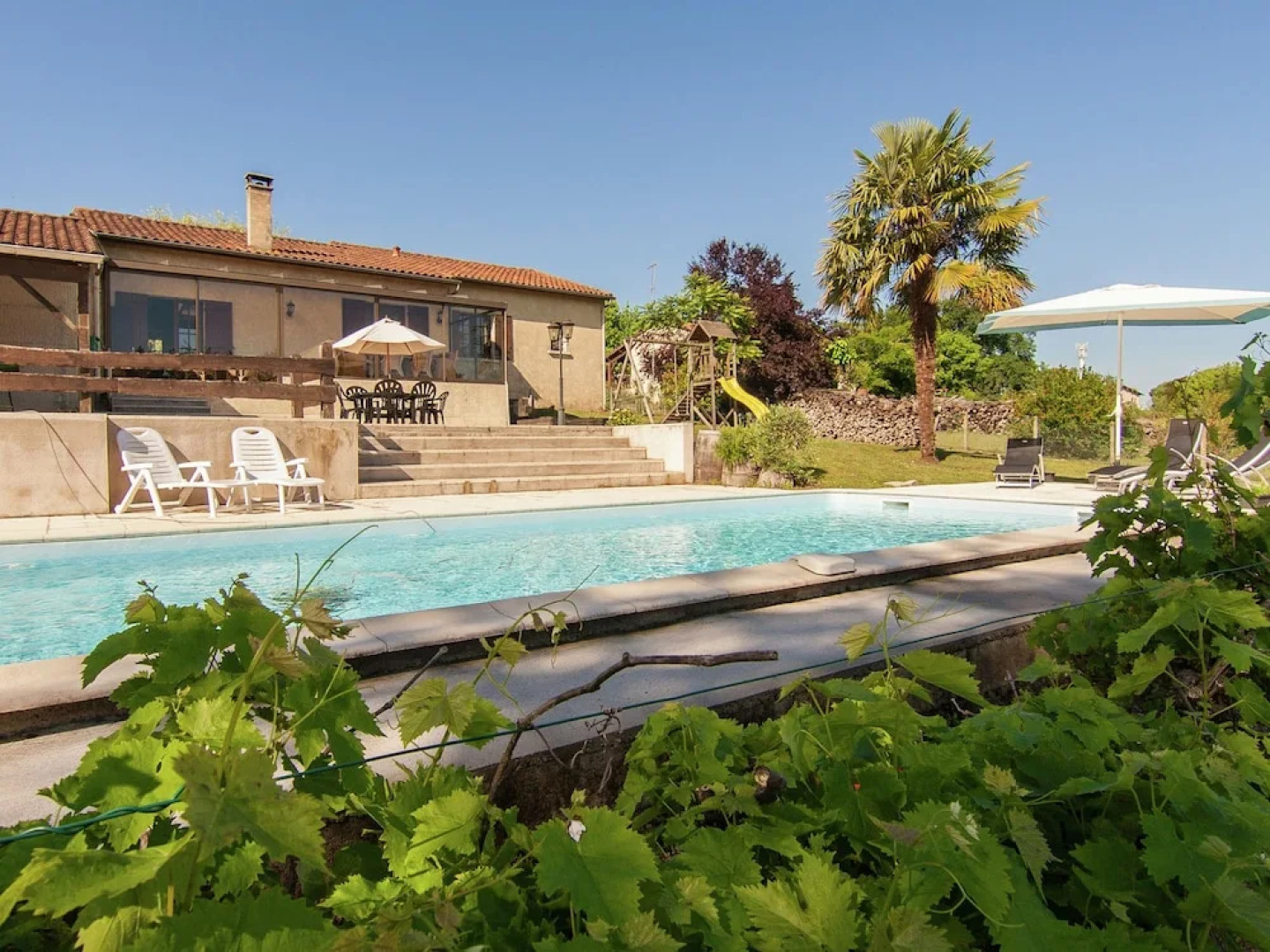 Cottage With Porch, Large Private Pool and Spacious Garden