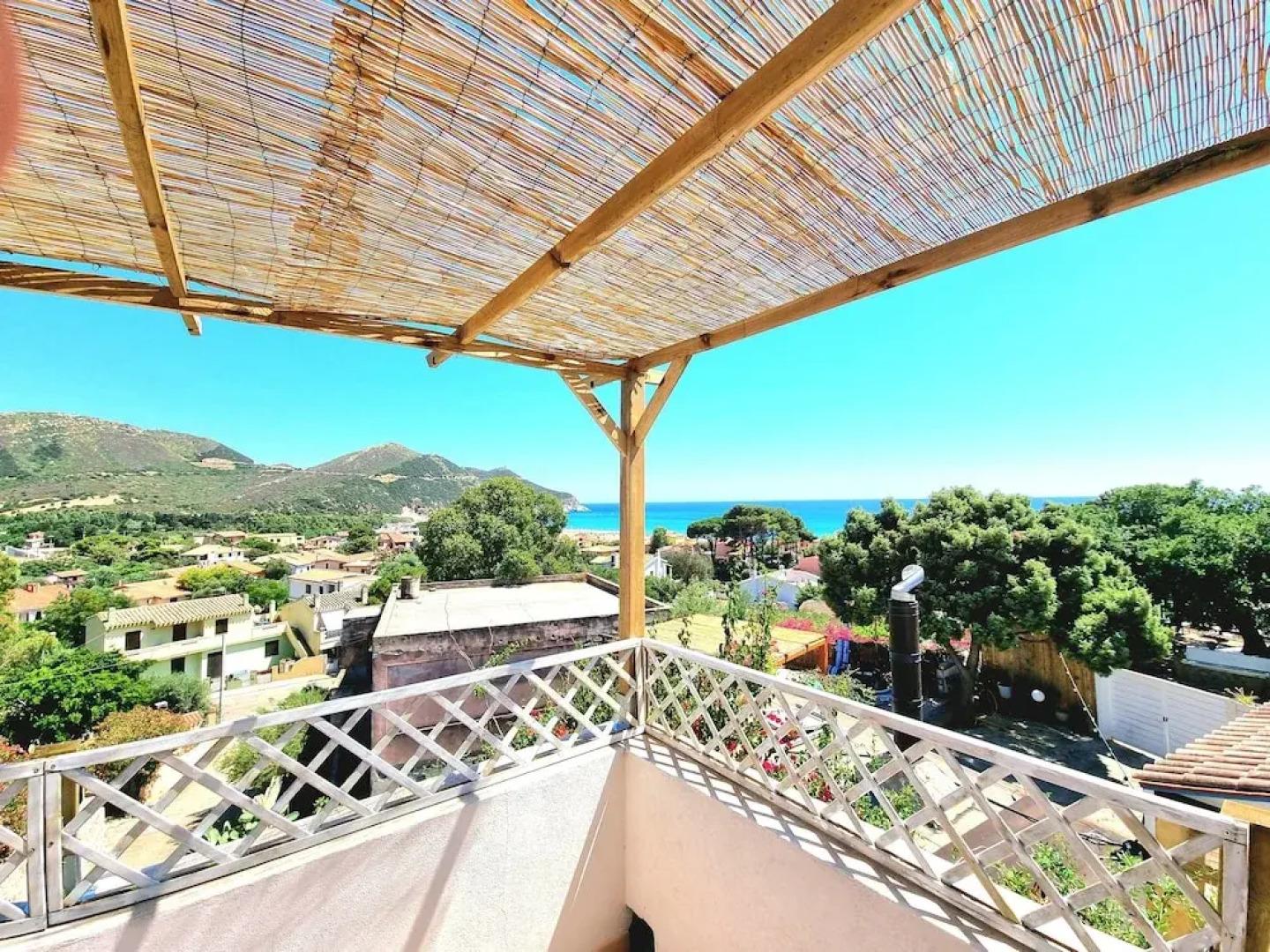 4 Bedroom Villa With Garden 3 min Walk From Beach!