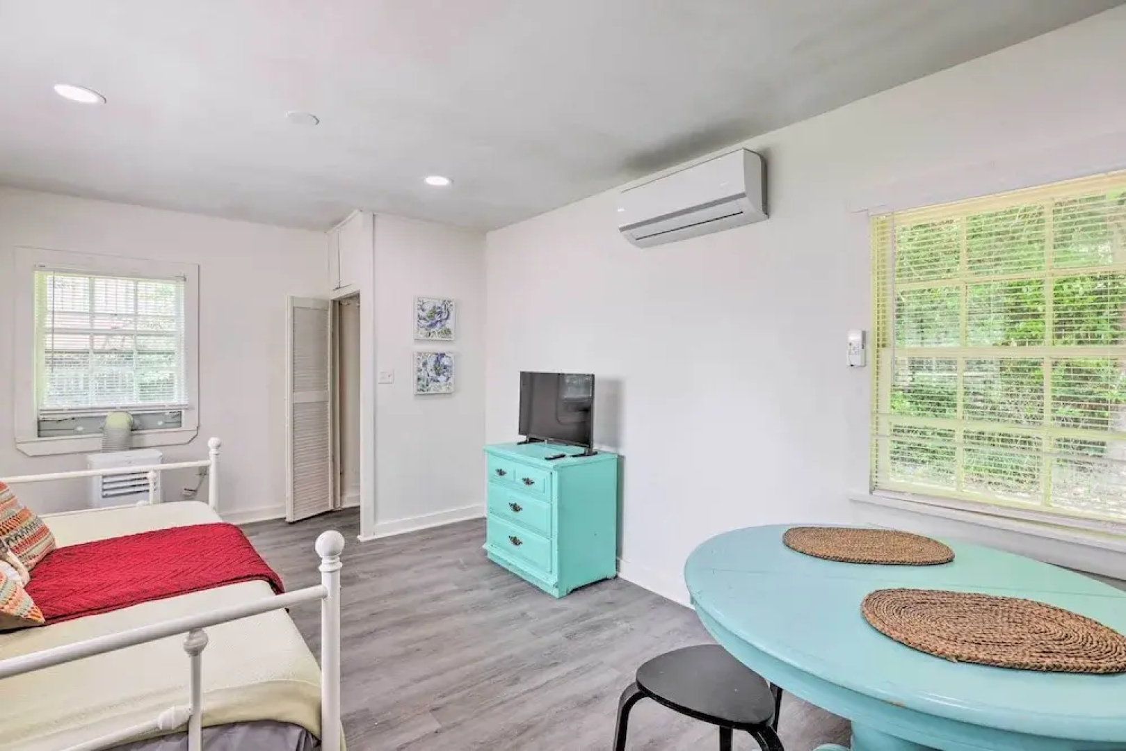 Quaint Leeds Studio w/ Yard ~ 18 Mi to Birmingham!