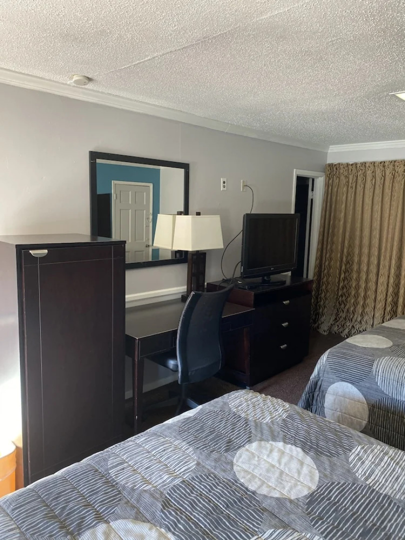 Colonial Manor Motel