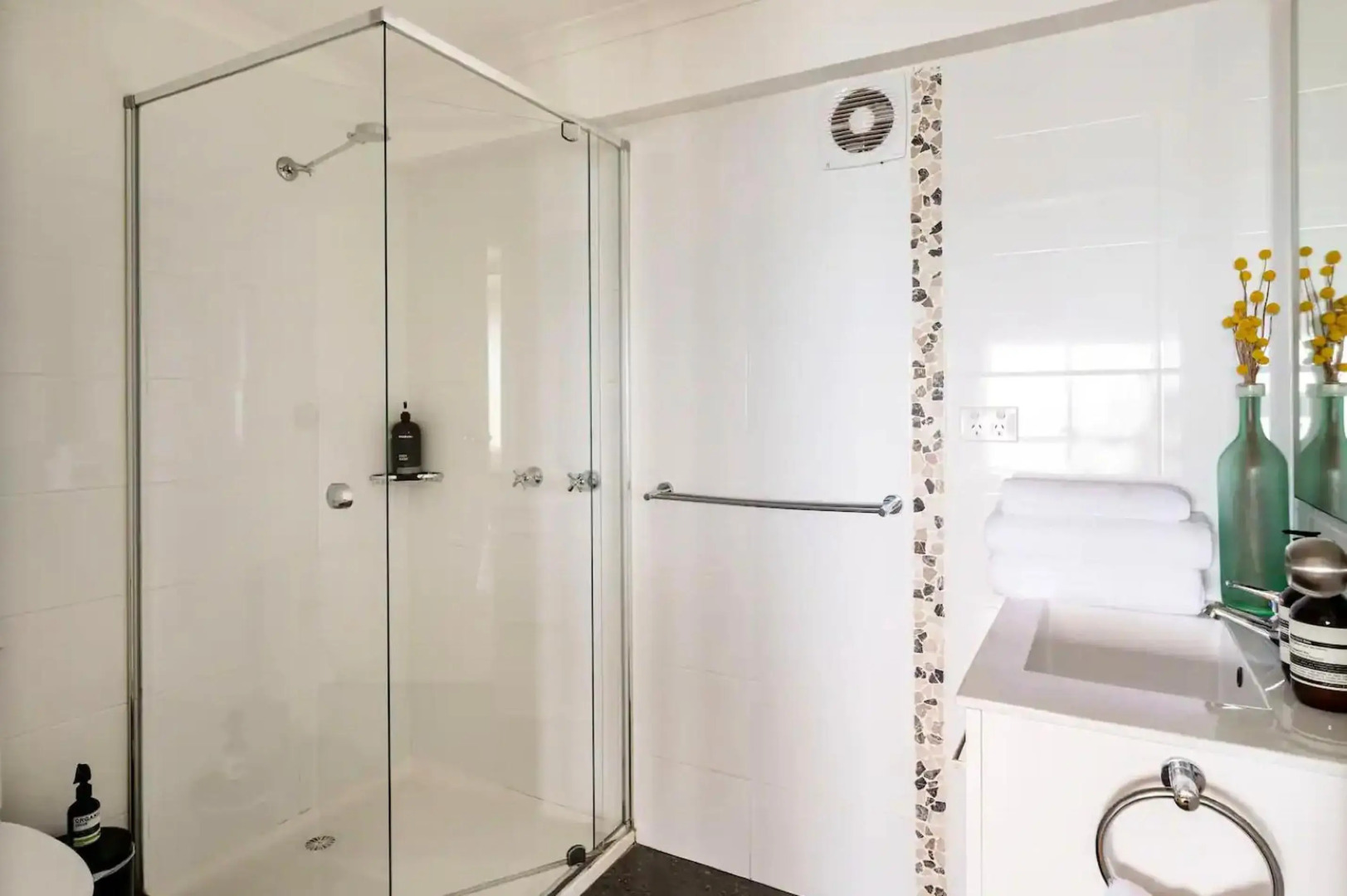 Y Vue - Beachside Apartment with Ocean Views