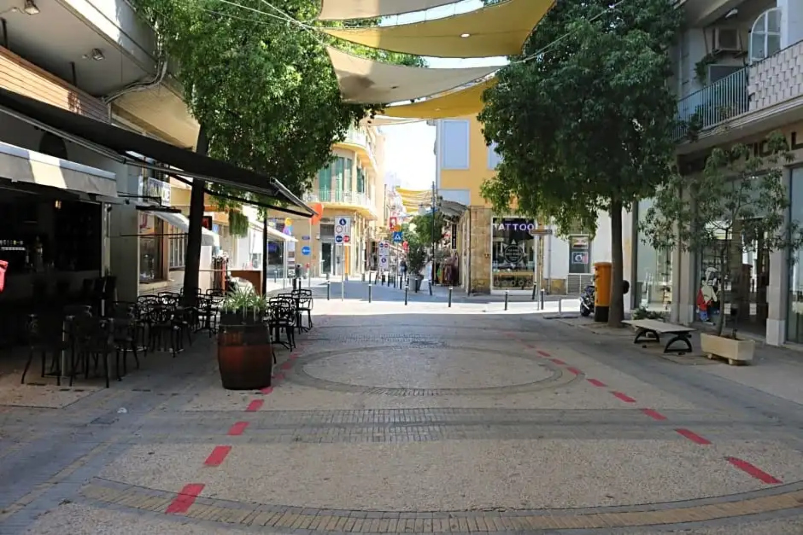 Costas Hostel Action 2