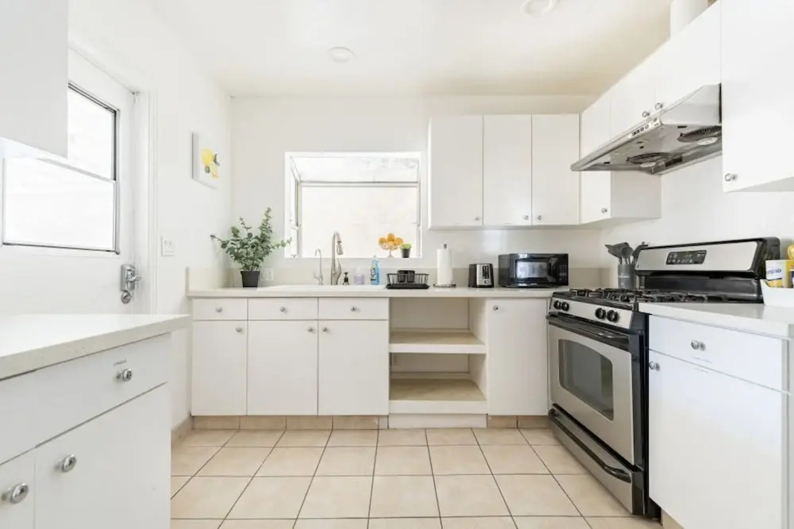 Charming Spacious Home - Modern Comforts, Prime Location