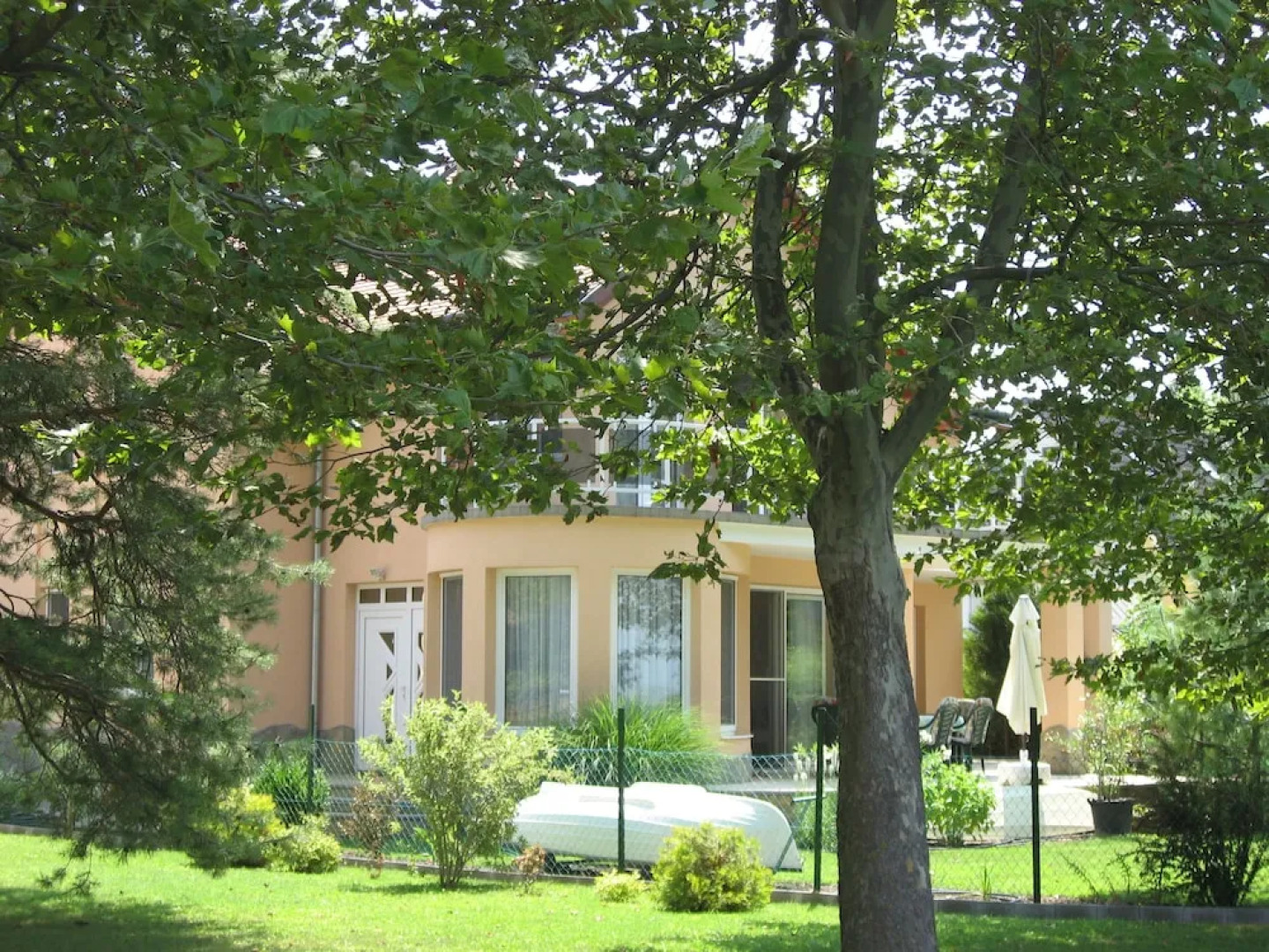 Sunshine Beach House  directly at the  lake