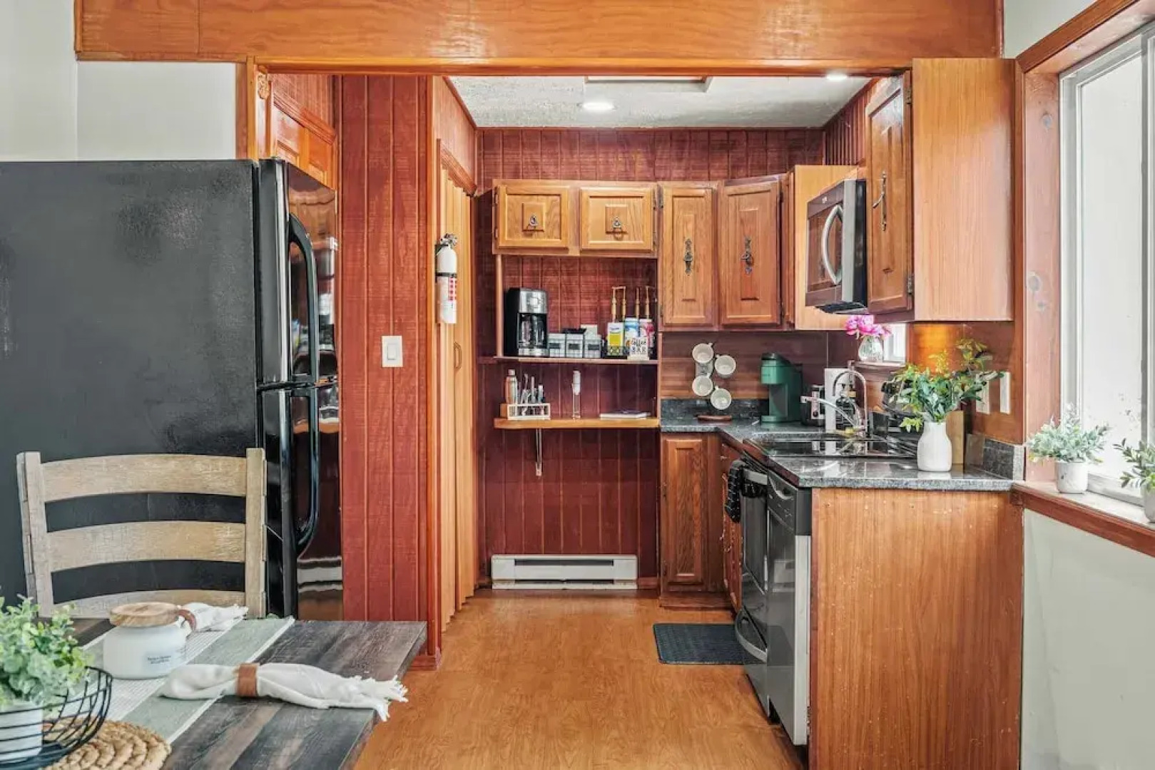 Stylish Renovated Home Open Layout, Coffee Bar + Near Hiking & Waterfalls