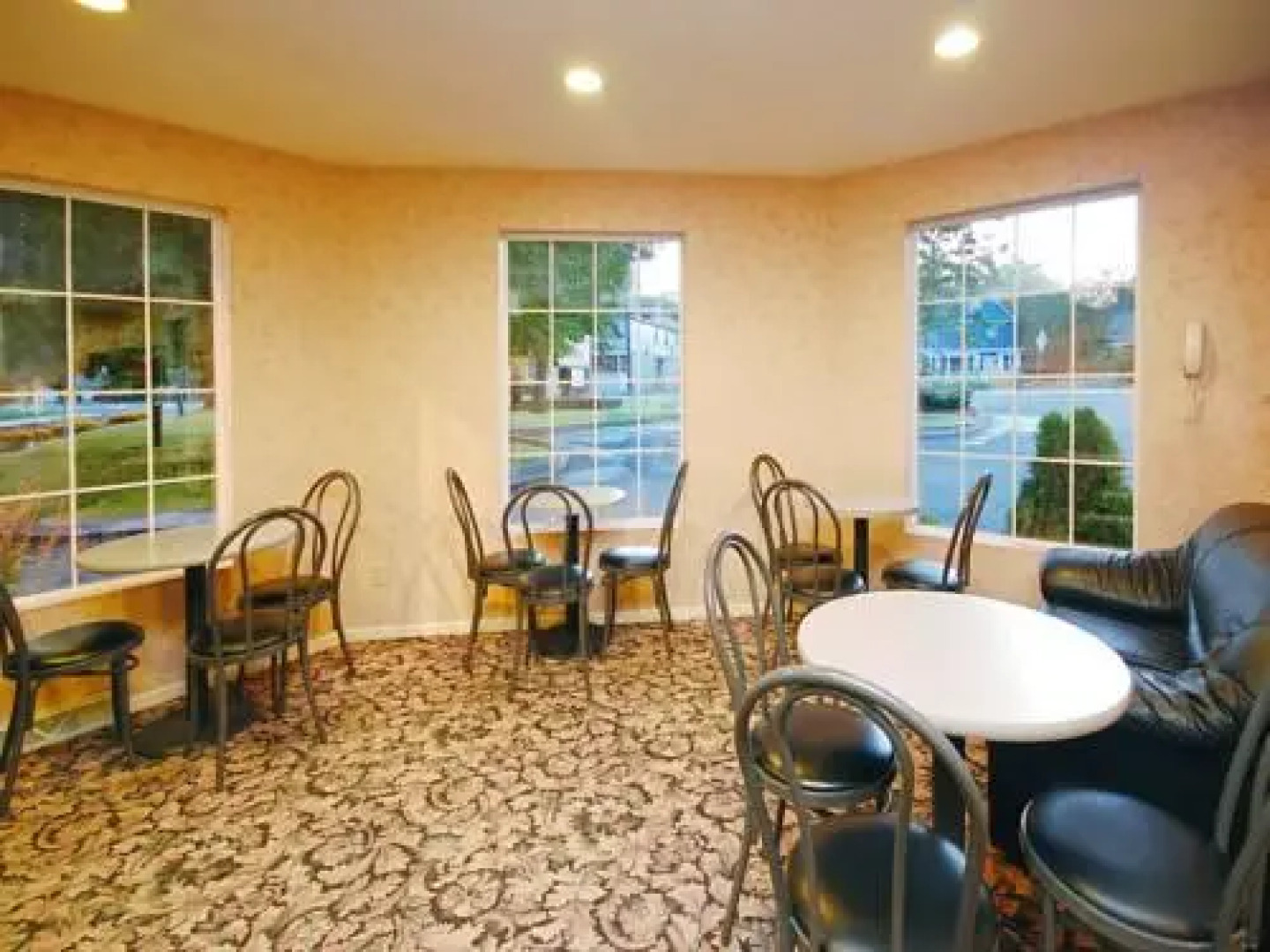 Econo Lodge Inn & Suites Downtown