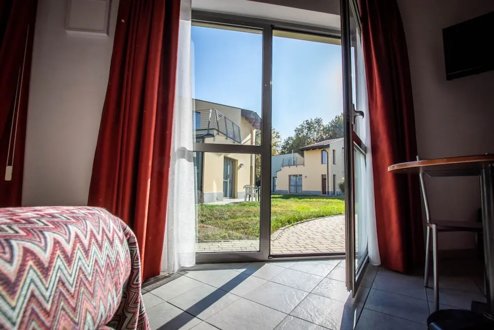 Room in Guest Room - Bright and Spacious Double-room