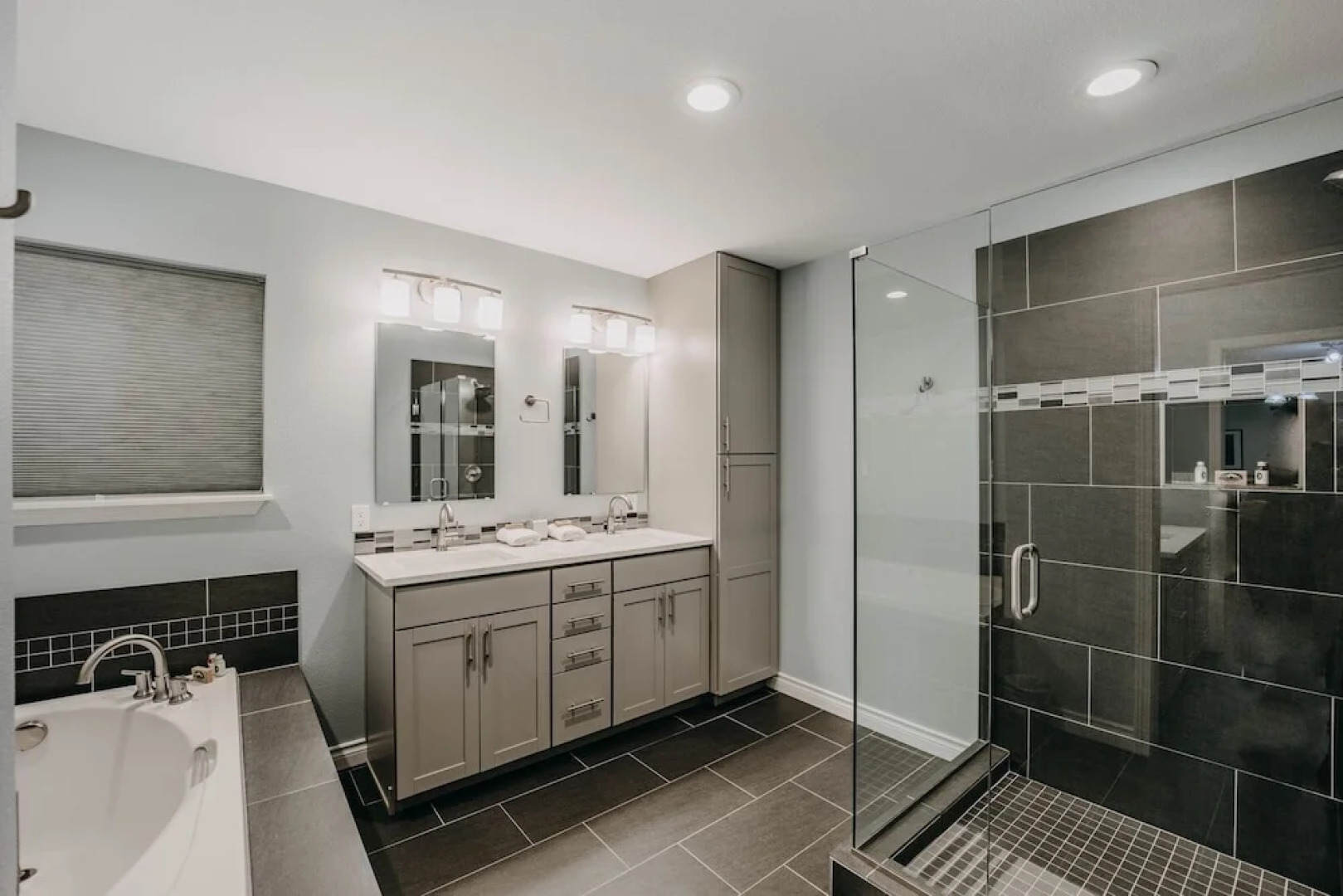 62sl - Hot Tub - Wifi - Fireplace - Pets Ok 3 Bedroom Home by Redawning