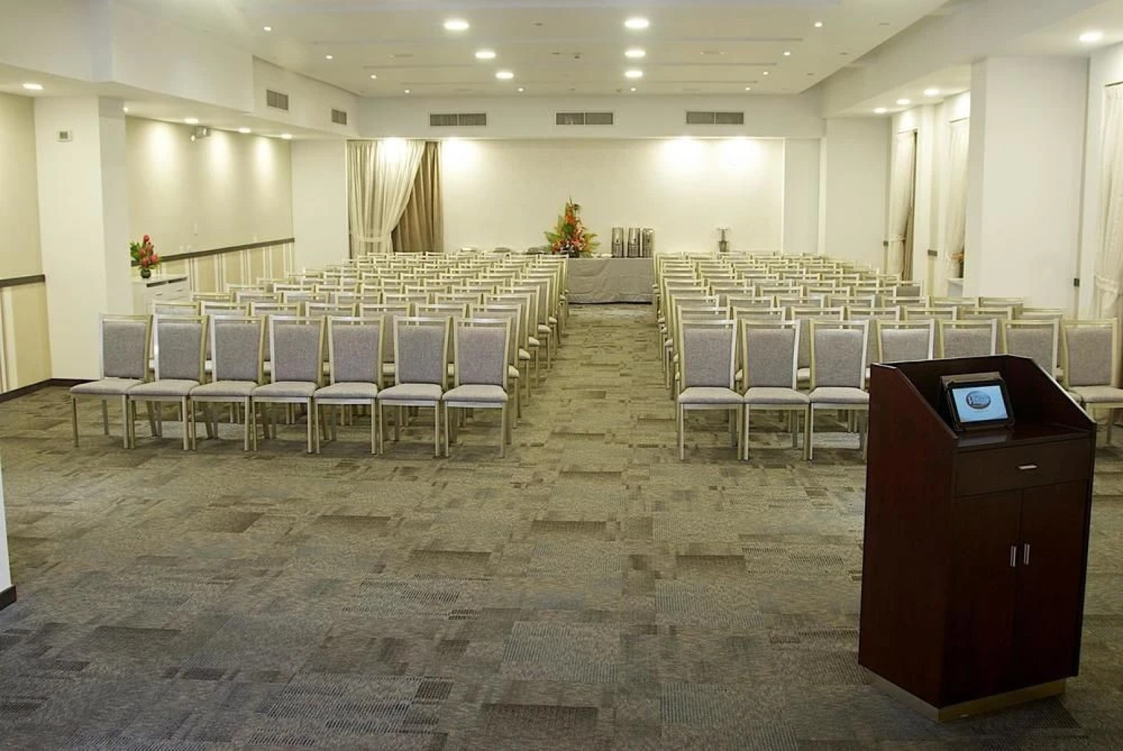 Altamira Village Hotel & Suites