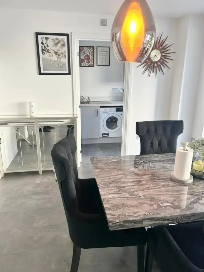 High END Spacious 4 Bed House - Free Parking