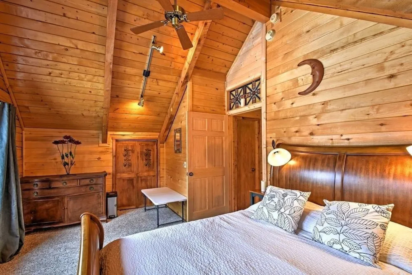 Secluded W/ Game Room & Huge Wraparound Deck 3 Bedroom Cabin