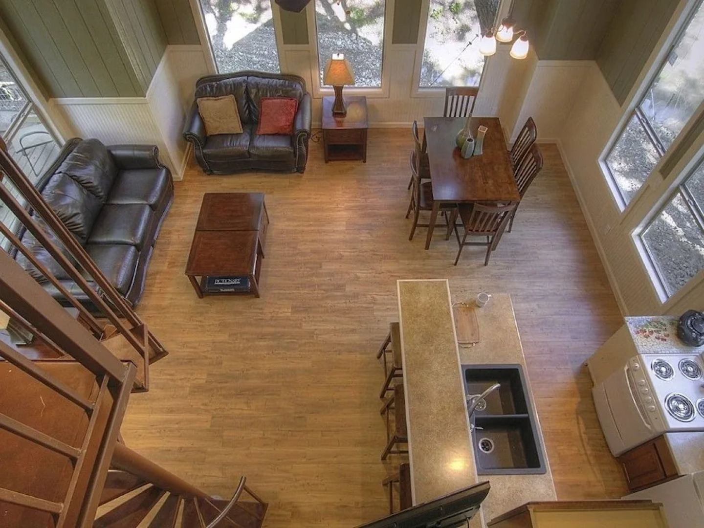 River Rd. Treehouses- Birdseye Perch 1 Bedroom 1 Bathroom Cabin