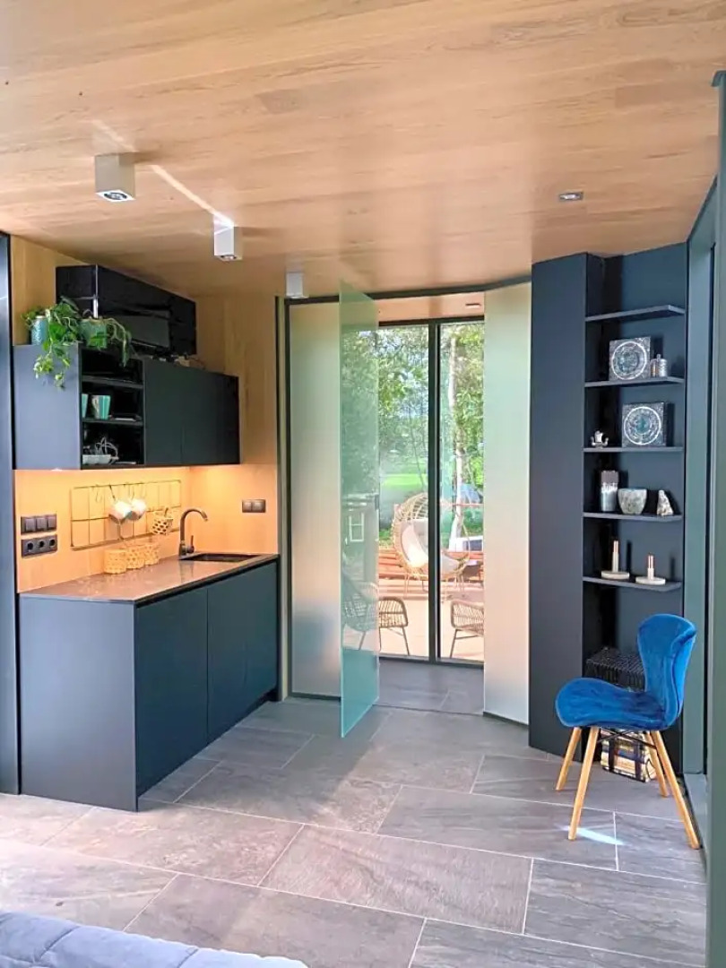 Riverbed inn ÖÖD mirror house and Iglucraft sauna by river