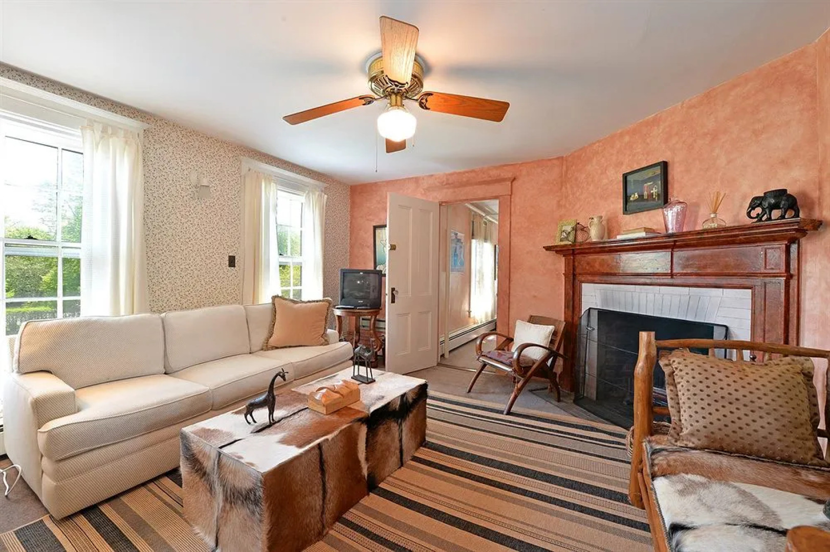 Village Latch Inn Hotel