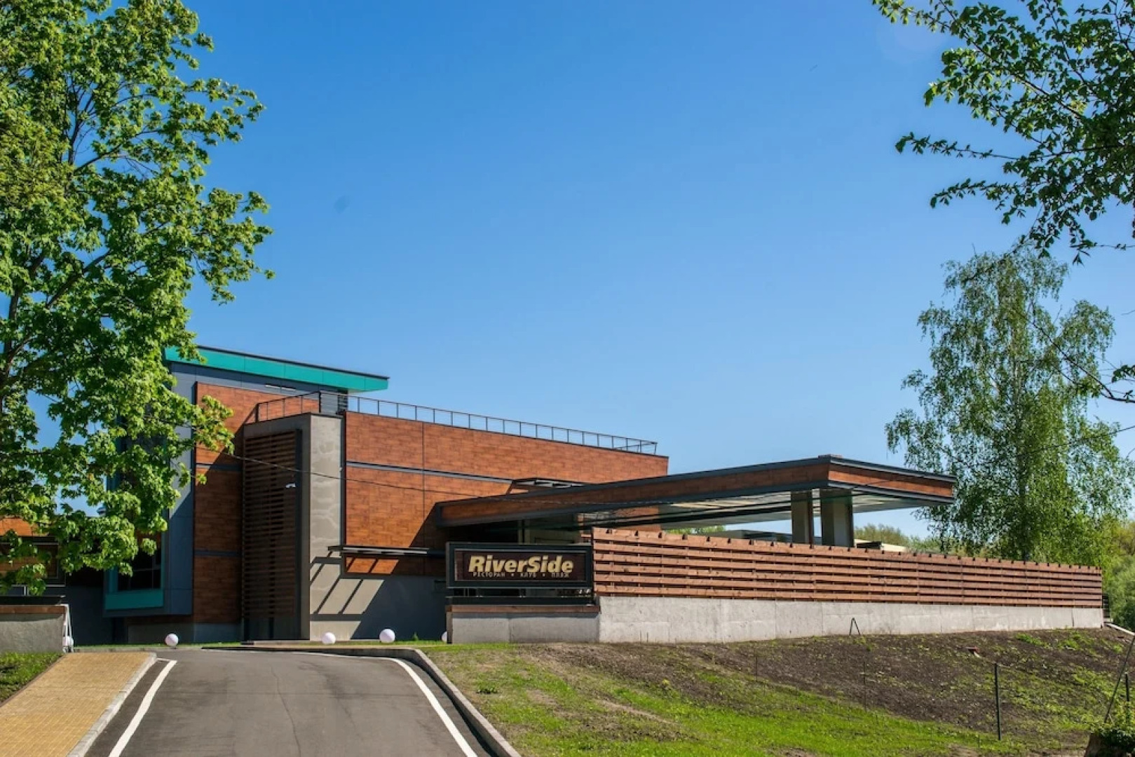 Гостинично-ресторанный комплекс с пляжем RiverSide