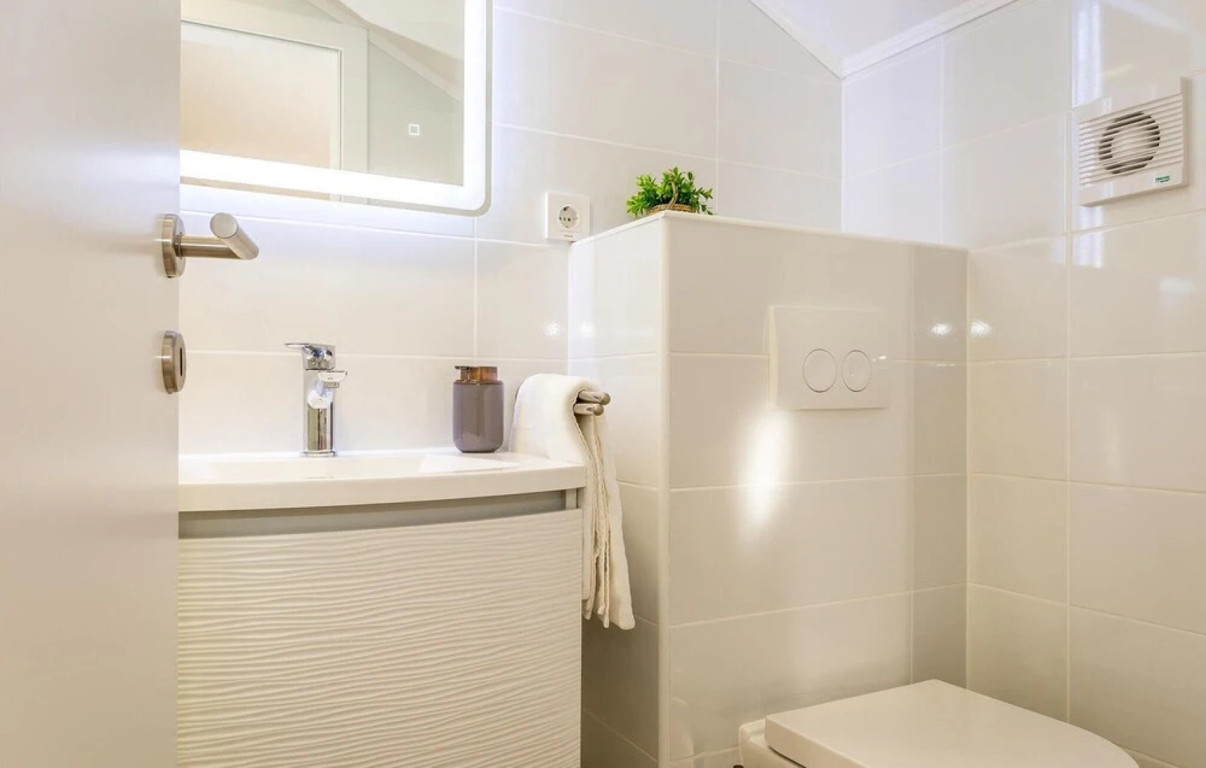 Amazing Home in Siveric with Hot Tub, Sauna & WiFi