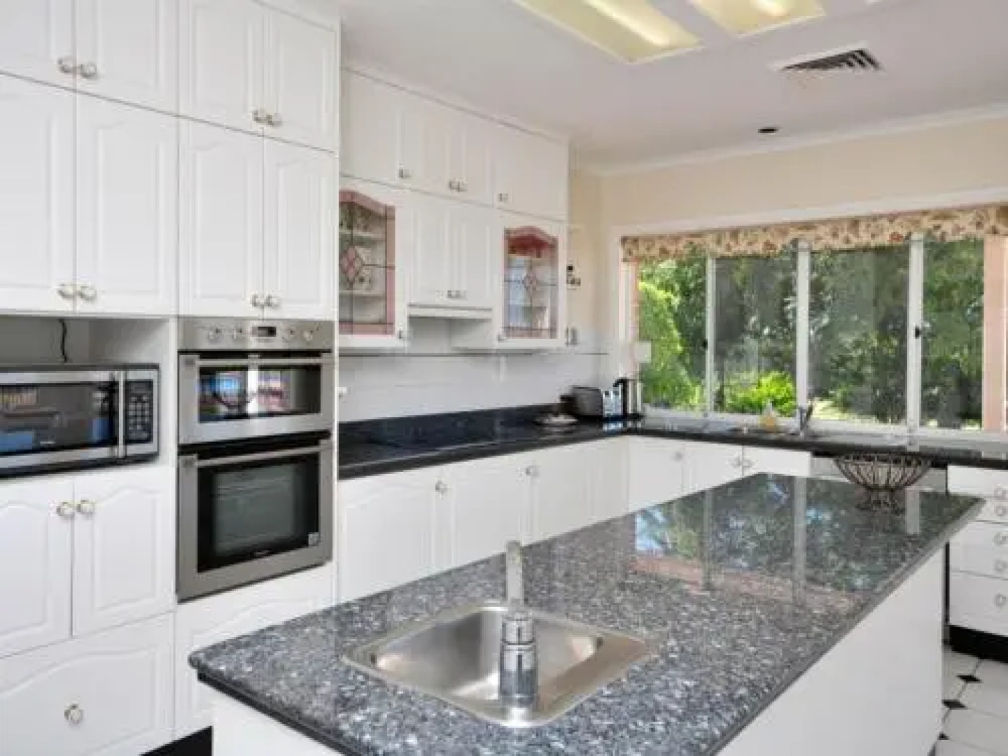 Beggars Bridge Vineyard Homestead w/ pool + wifi + tennis + vineyard