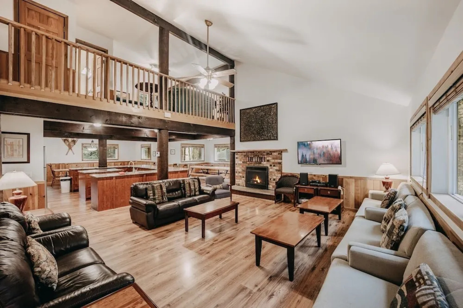 03mbh -12-bdrm - 3.5-bath - Wifi - Pets Ok - Sleeps 26 12 Bedroom Home by RedAwning