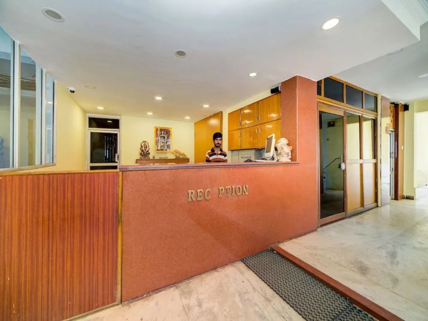 Oyo 40720 Hotel Srs Regency