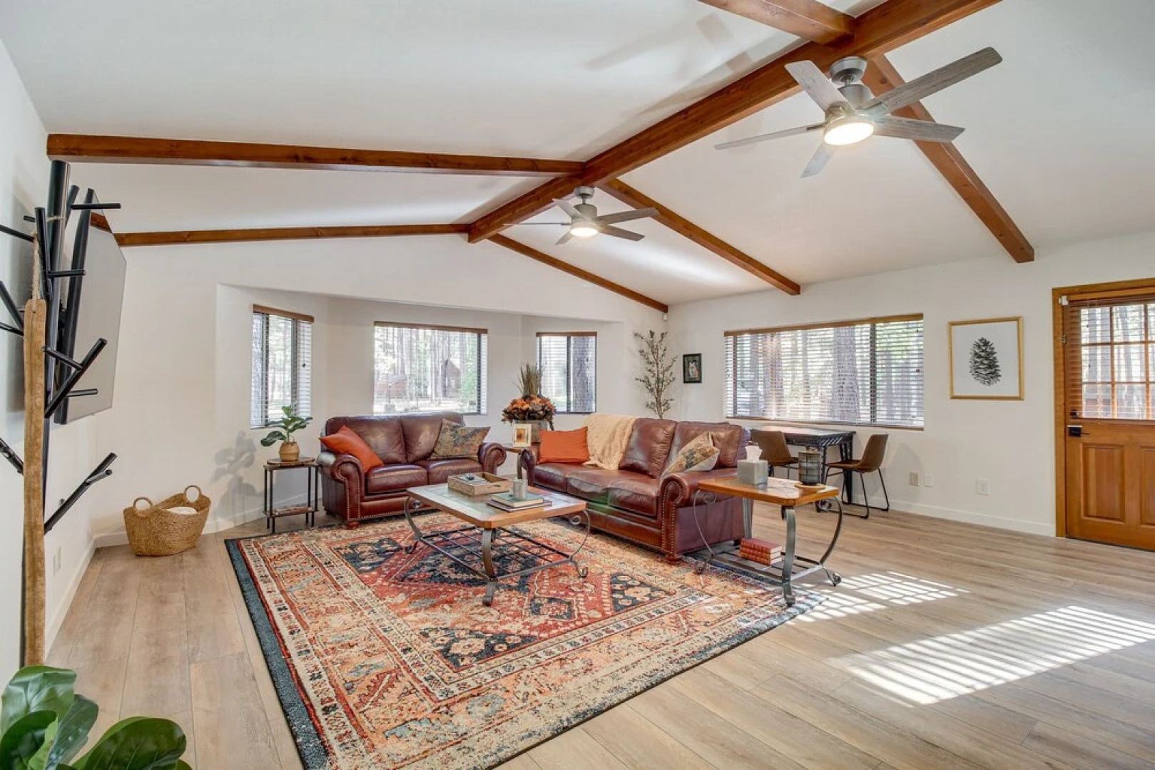 Pinetop Cabin w/ 2 Fireplaces & Hot Tub!