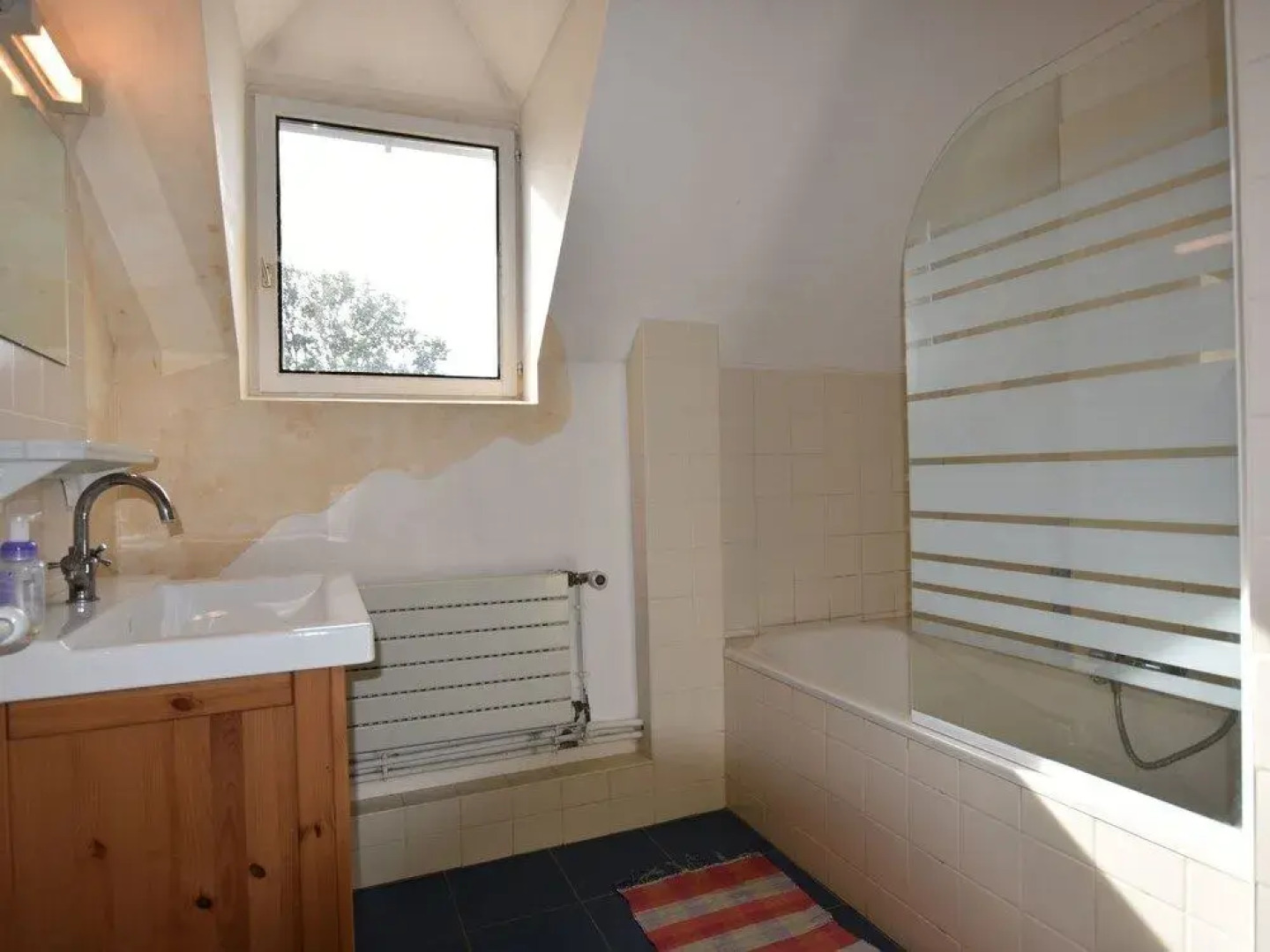 Modern Mansion in Machemont with Private Garden