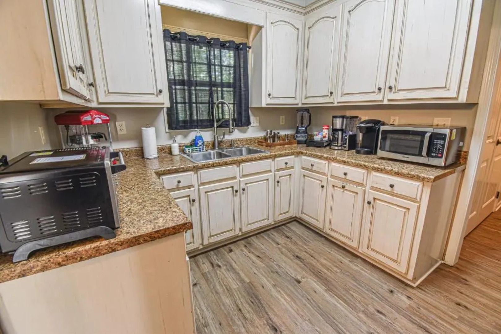 The Crimson Retreat Only 5 Miles to the Stadium BBQ Coffee Games