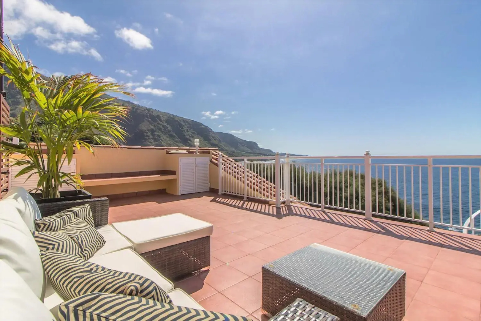Villa in protected space in front of the sea