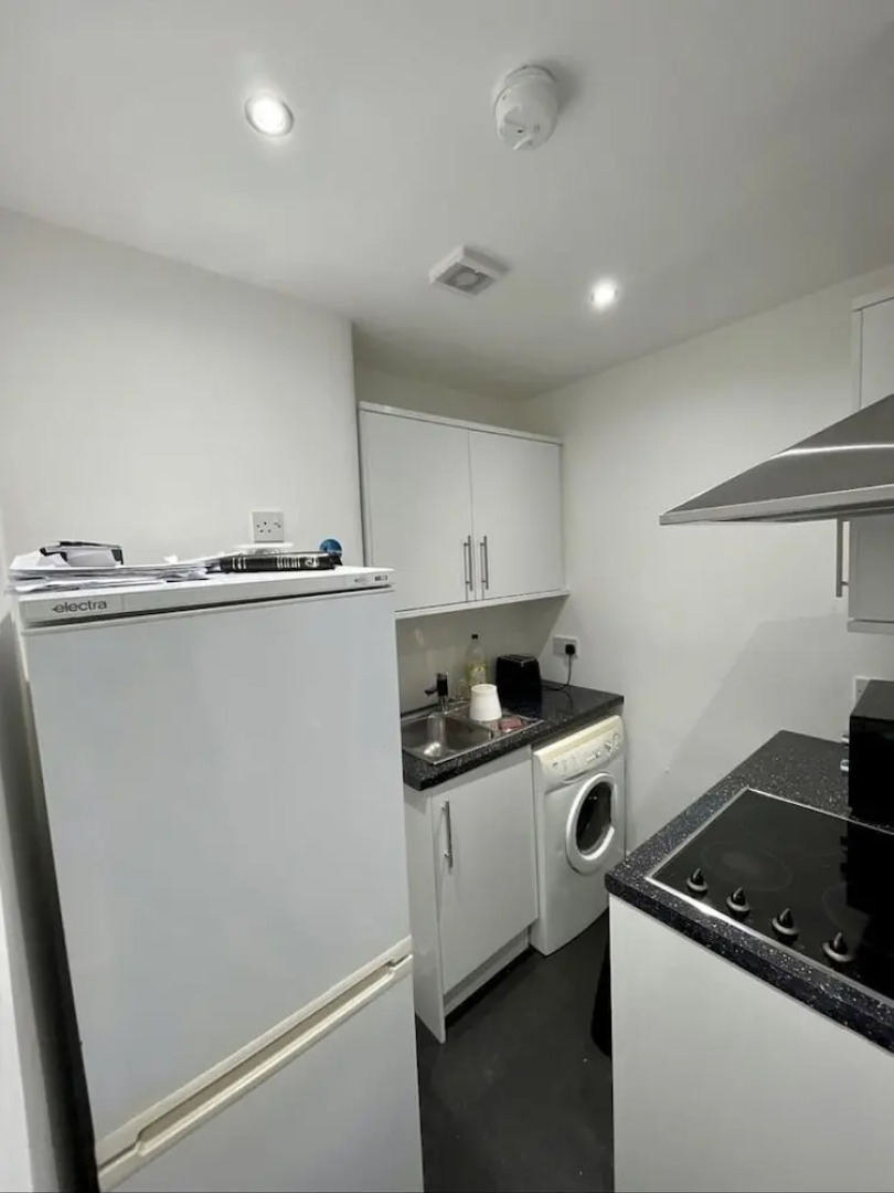 1-bed Apartment Next to Paisley Gilmour Station!