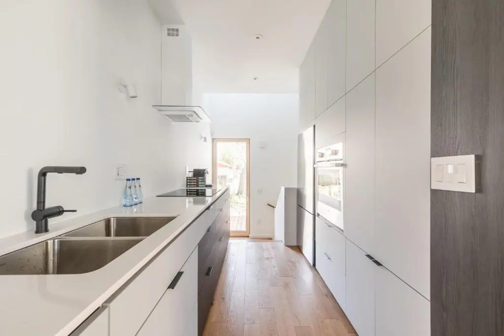 Modern Lakeside House in The Beaches