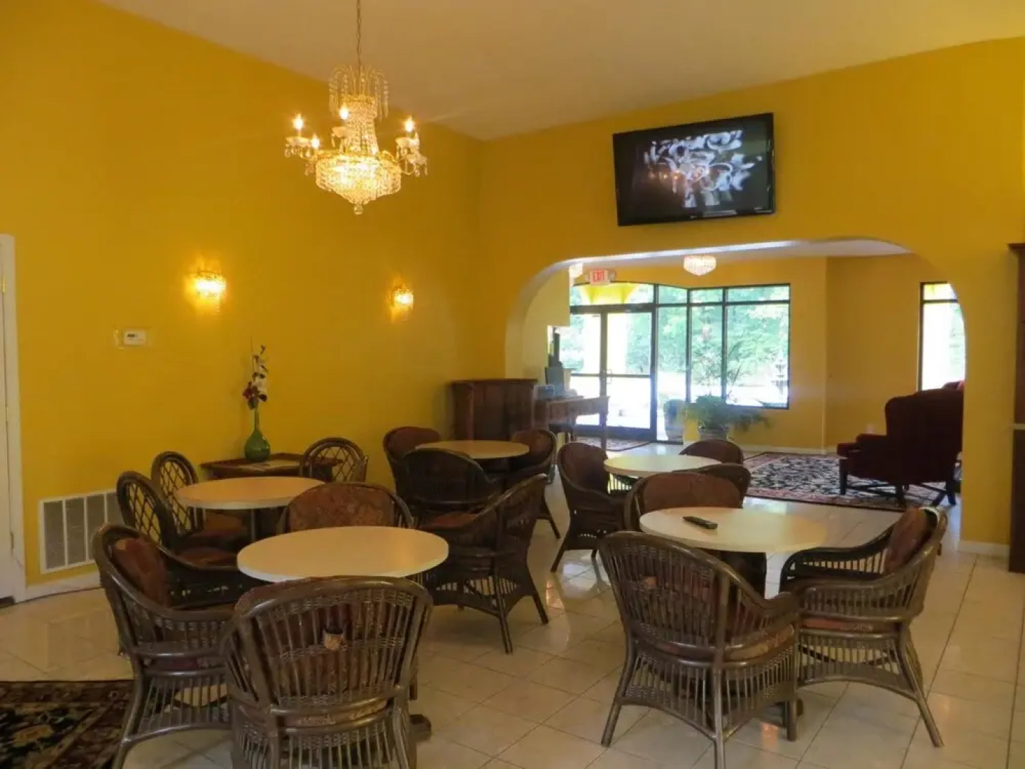 Golden Manor Inn & Suites