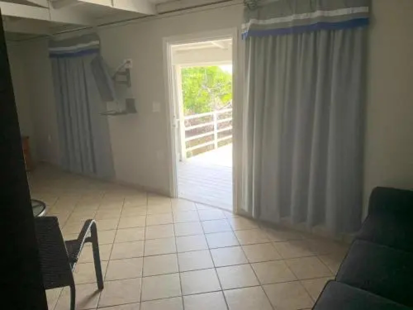 Full Moon Hotel & Restaurant