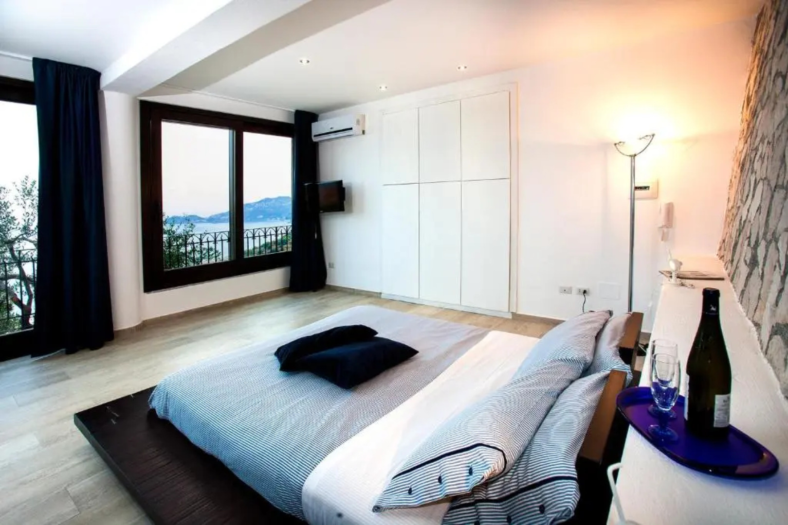 Villa Le Suites Sul Golfo Di Taormina,con piscina infinity a strapiombo sul mare