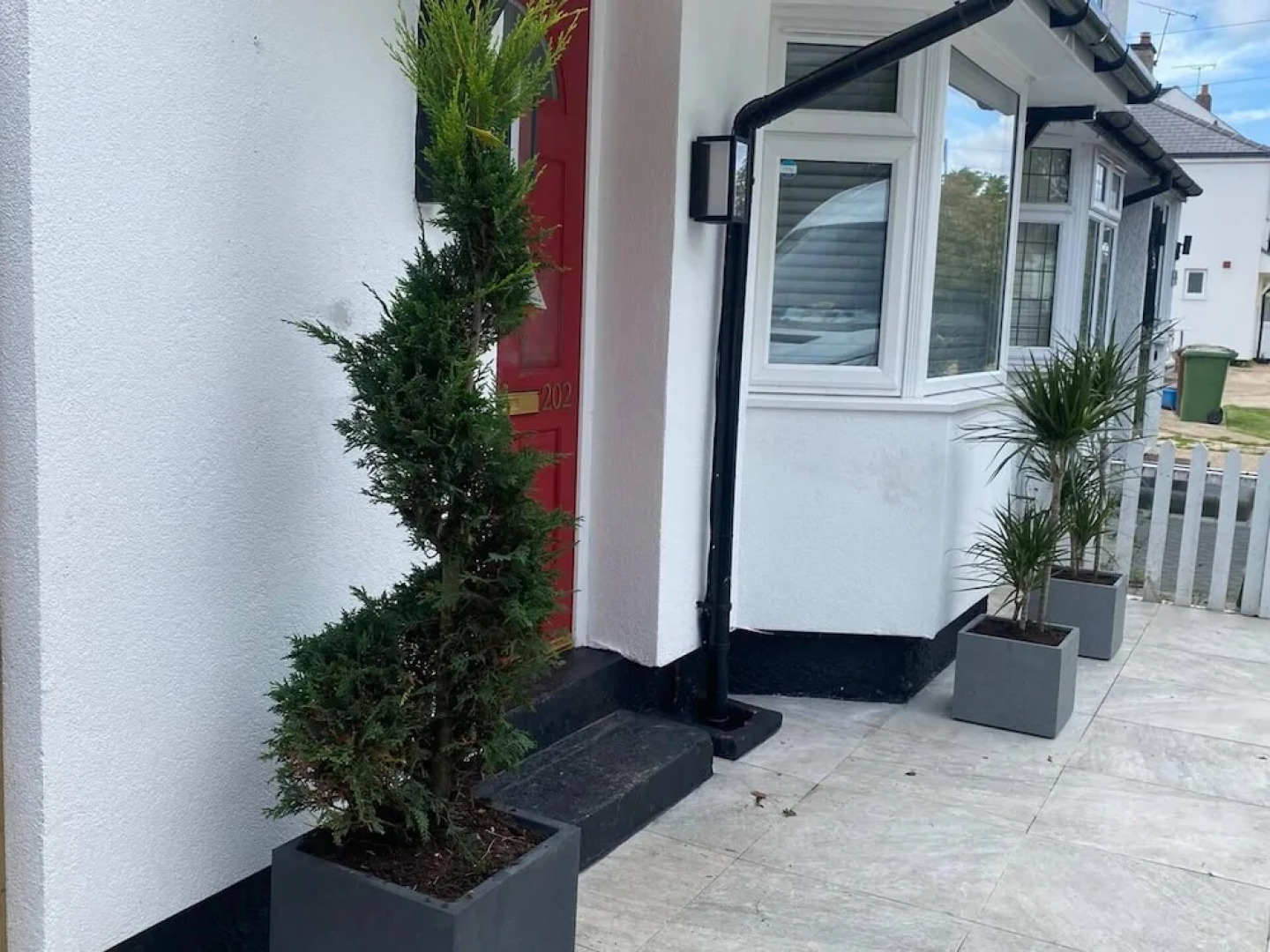 Lovely 3-bed House in Potters Bar Jacuzzi & 75inch