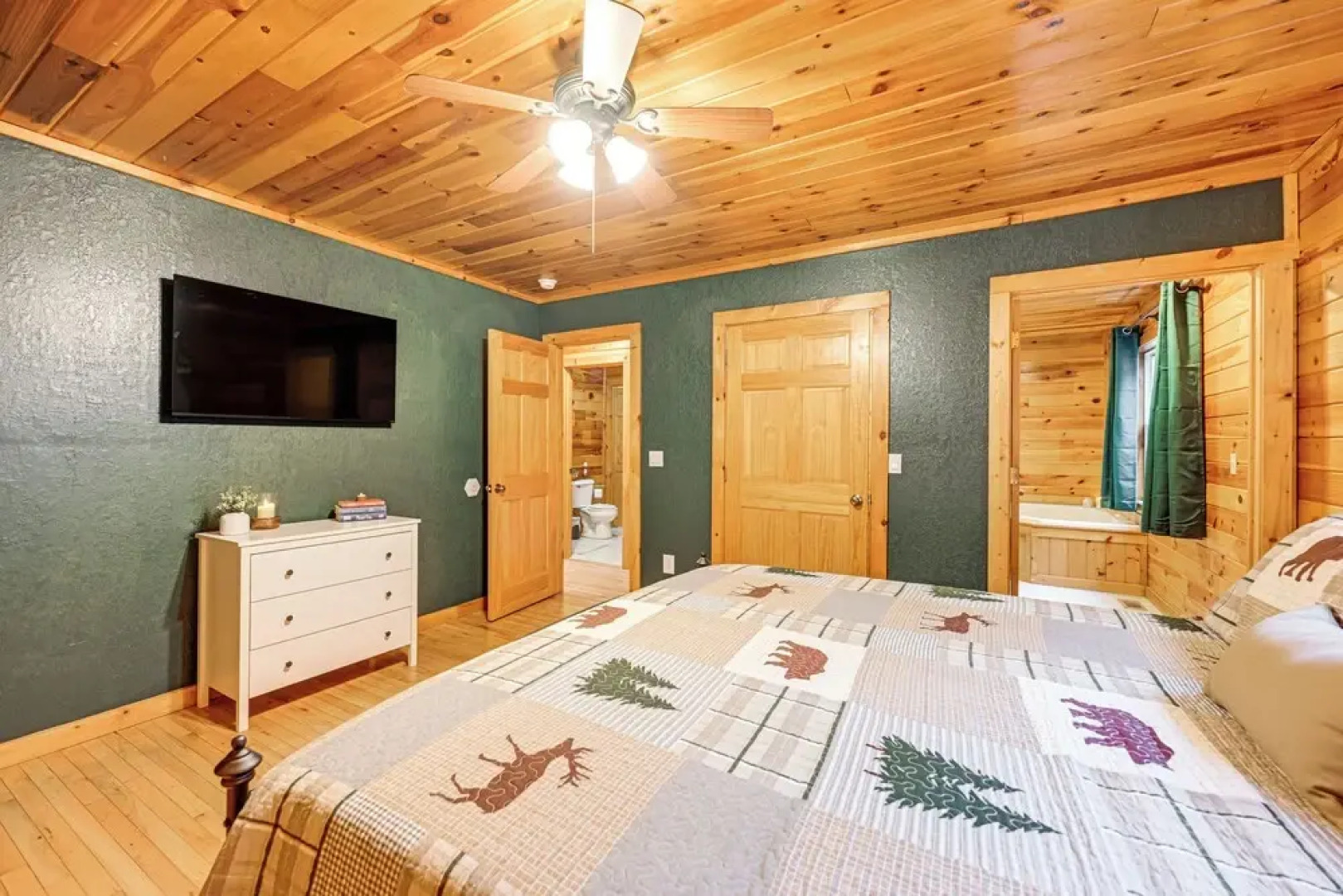 Tree-lined Cabin w/ Hot Tub & Deck in Bryson City