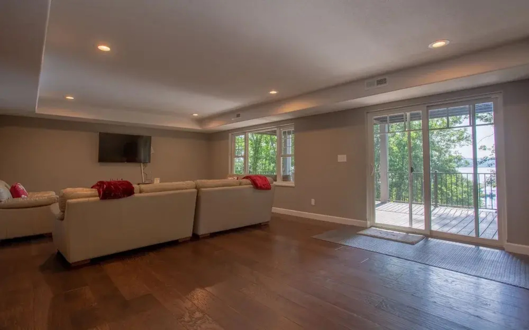 Happy Hideaway 4 Bedroom Home by RedAwning