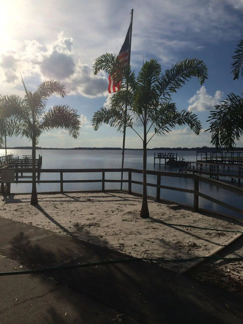 Lakeside Inn and Cafe