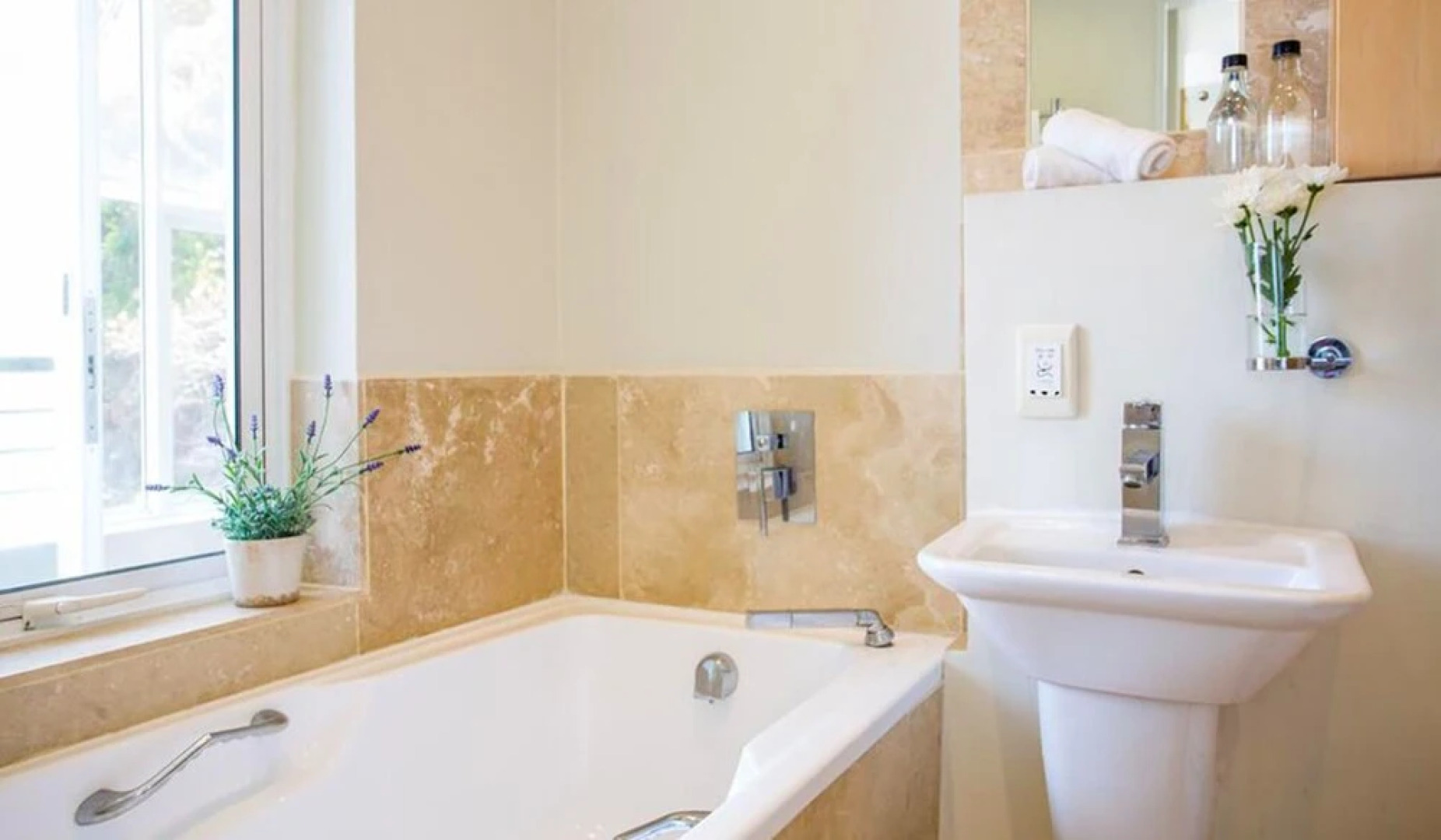 Charming Room With a sea View