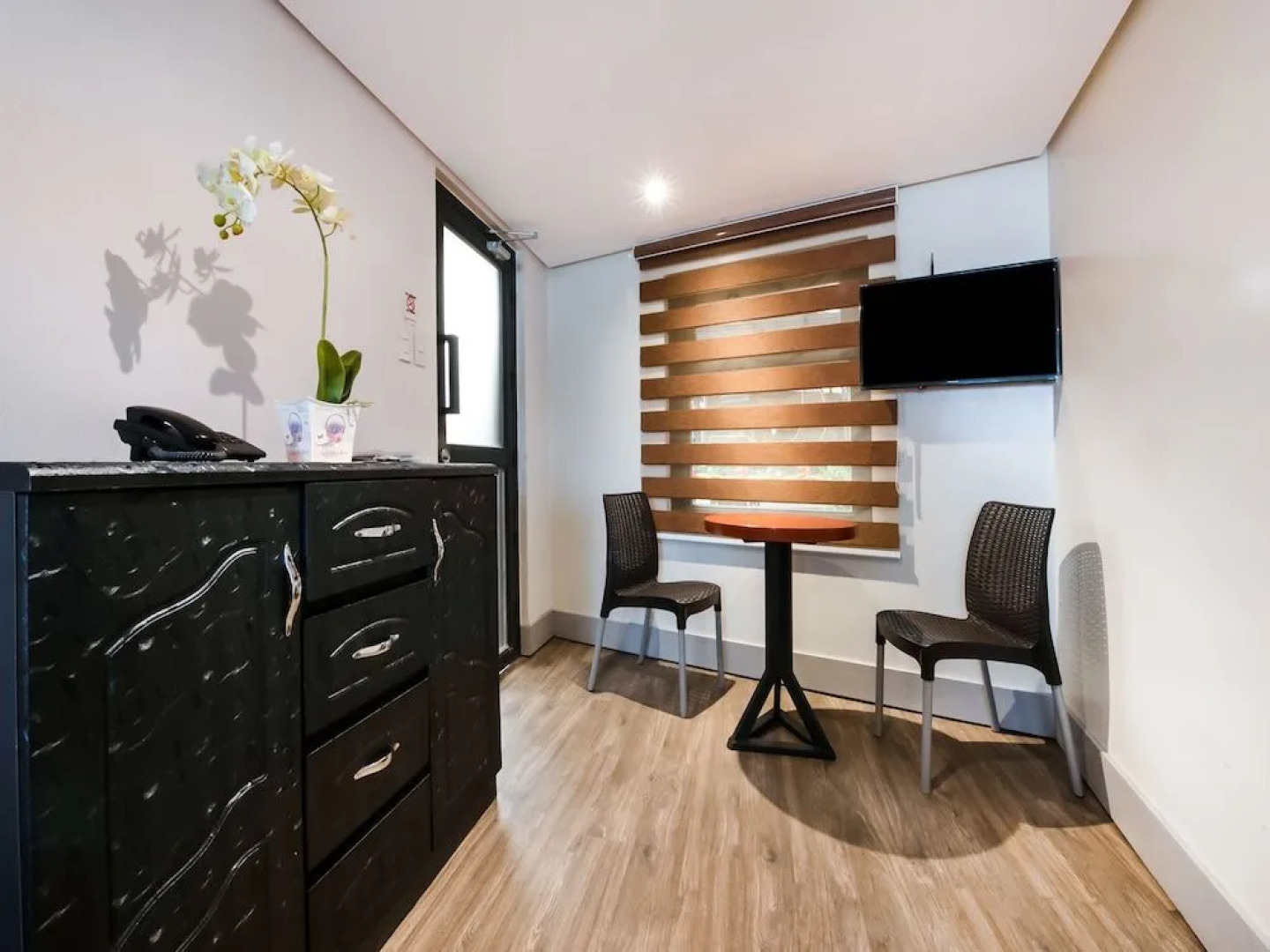 Vaccinated Staff - Capital O 492 Sunset View Ridge Residences