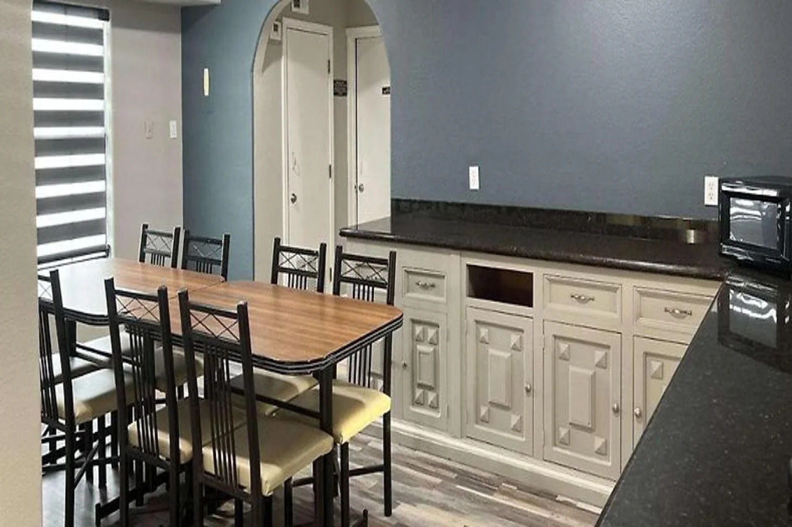 Econo Lodge Inn & Suites