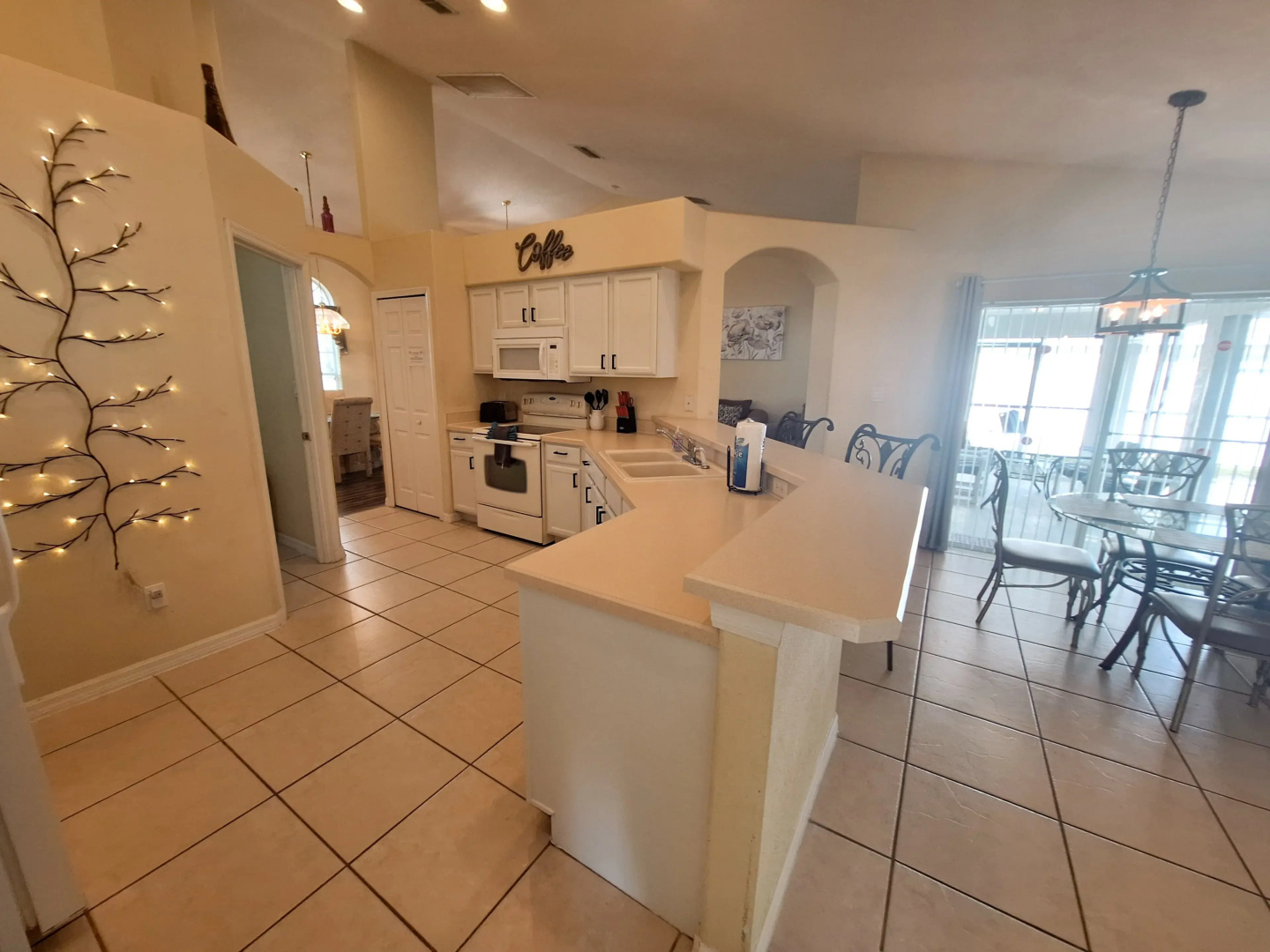 Private Pool Home with Spa & Games Room, Clermont, US