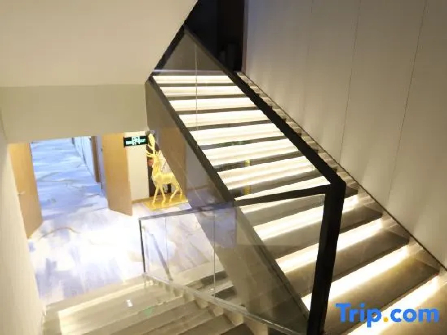 Tianzhuyuan Intelligent Hotel (Baiyin Jingtai People's Cultural Square Railway Station)