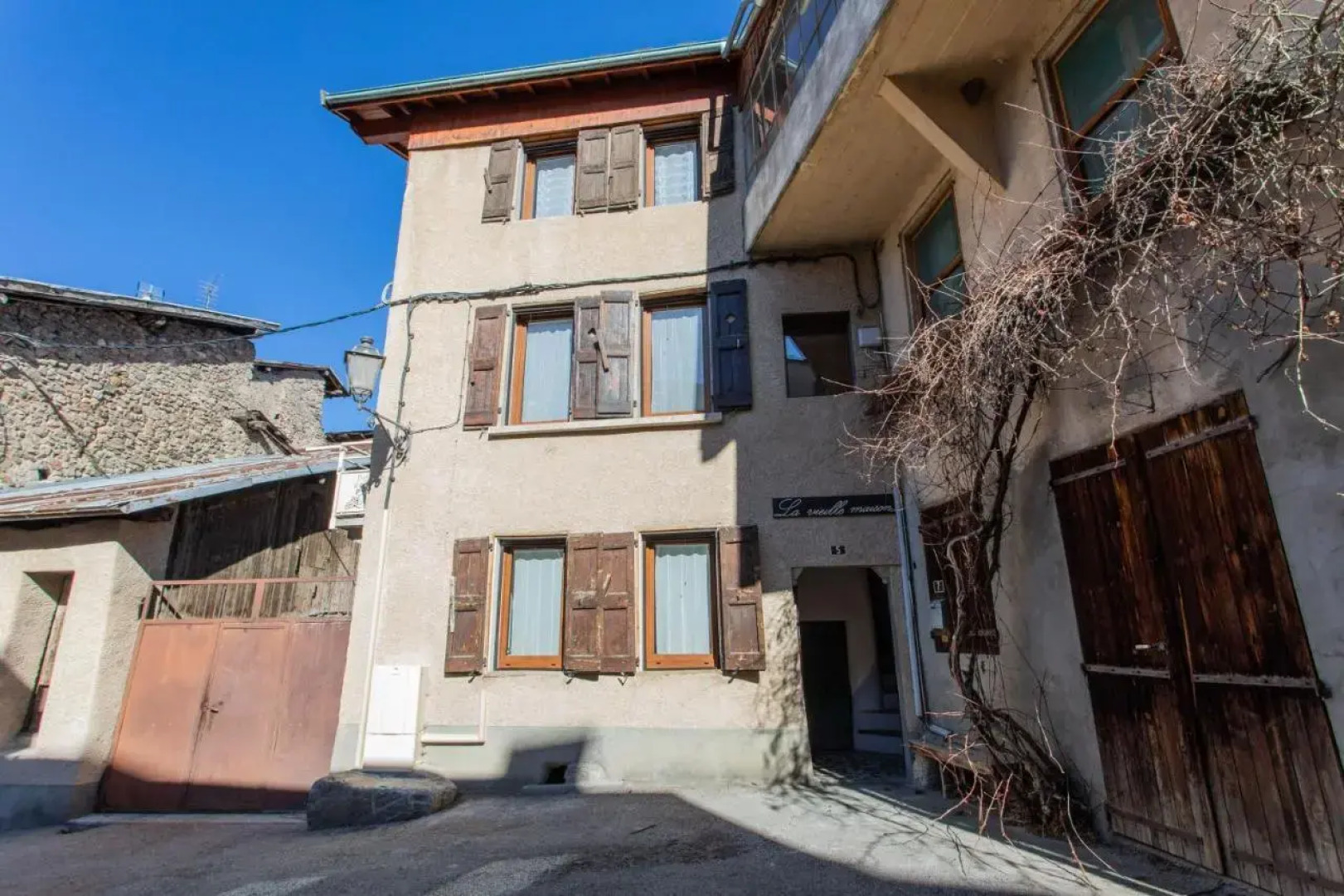 Rez-de-chaussée centre ville d'Embrun 3 étoiles