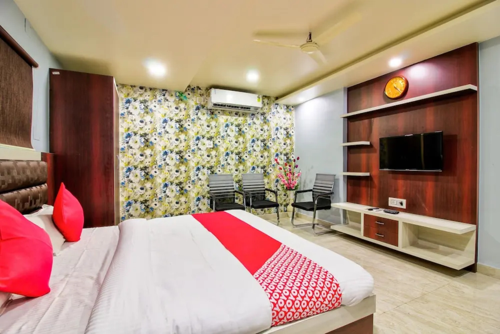 OYO 24872 Hotel Golden Fiesta