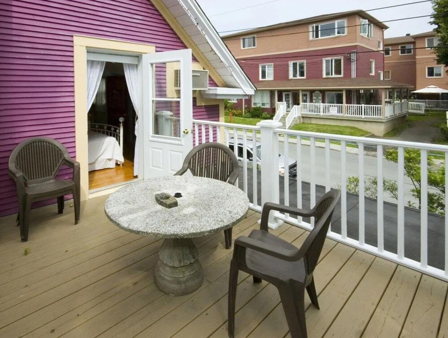 Une Fleur au Bord de l'Eau