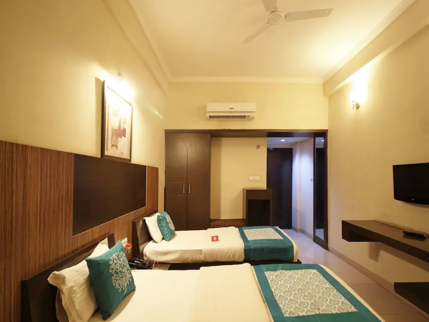 Hotel Center Point by OYO Rooms